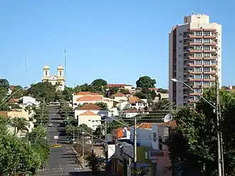 Rua Dom Pedro II, ao fundo Igreja Matriz.