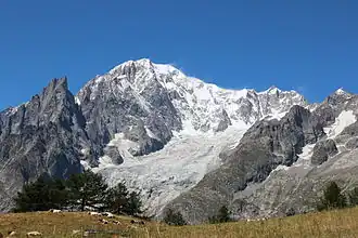 Mont Blanc, nos Alpes, é o pico mais alto da UE