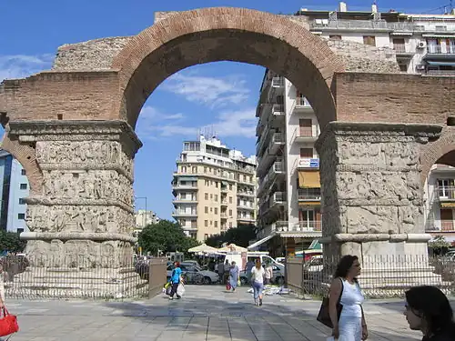 Arco de Galério e Rotunda (298–9), construído entre 298 e 299 e dedicado em 303 em Salonica, na Grécia, para celebrar a vitória do tetrarca Galério sobre os persas sassânidas e captura de Ctesifonte em 298.