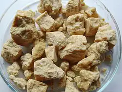 Pedaços de TNT para explosivos