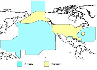 Mapa de aproximadamente o Hemisfério Norte, estendendo-se do Japão e da Nova Guiné (na borda esquerda) até o meio do Oceano Atlântico Norte. O mapa mostra a cor amarela sobre os Estados Unidos continentais e as Bahamas, o Alasca (e grande parte do Mar de Bering), e um círculo amarelo ao redor de Bermudas. A maior parte do Pacífico Norte aparece em azul, assim como uma pequena área no centro do Golfo do México e a metade ocidental do Atlântico Norte, aproximadamente da latitude do Maine até o limite norte das Ilhas de Sotavento (ou Porto Rico).