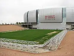 Gramado na parte exterior do estádio