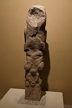 Totem esculpido com figuras humanas