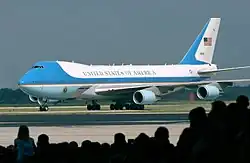 O VC-25, modelo utilizado atualmente pelo presidente dos Estados Unidos. Adquirido no governo Reagan, só começou a ser utilizado em 1990, durante o governo de George H. W. Bush. É uma versão muito modificada de um Boeing 747.