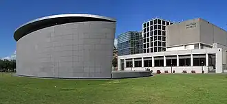 Uma fotografia de um prédio em arquitetura moderna.