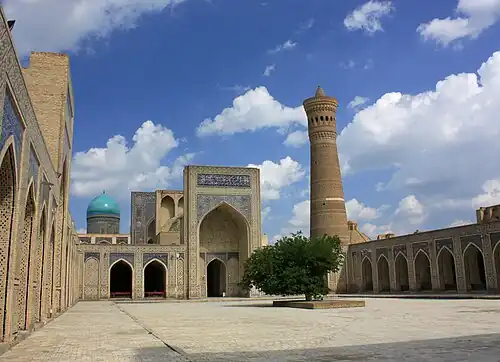 Pátio do Po-i Kalyan, com a respetiva mesquita, madraça e minarete