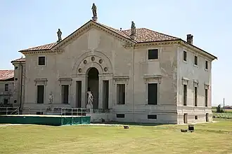 Villa Pojana, Pojana Maggiore, com a típica janela palladiana servindo como pórtico de entrada
