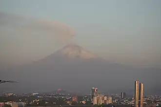 vulcão em erupção dispersando muitos gases e cinzas