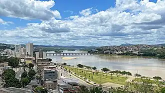 Vista parcial de Colatina com a Ponte Florentino Avidos sobre o rio Doce ao fundo