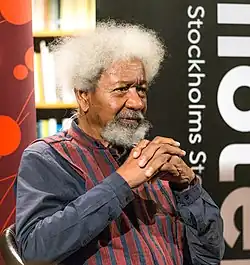 Wole Soyinka escritor que Prêmio Nobel da Literatura de 1986.