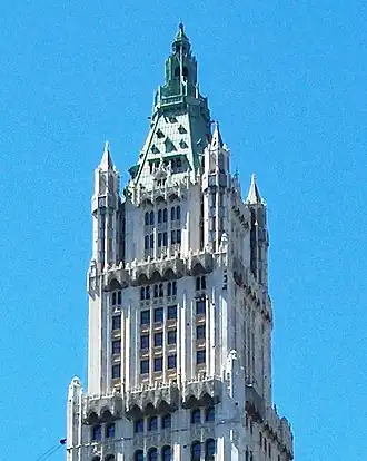 A coroa neogótica do Edifício Woolworth de Cass Gilbert (1912)