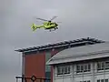 Helicóptero do Yorkshire Air Ambulance pousando no Leeds General Infirmary