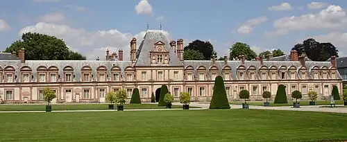 Parte esquerda do Pátio de Honra.