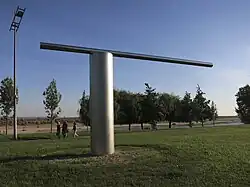 Zulmiro de Carvalho, Linha da Terra e do Rio, 2012, aço inox polido e escovado, 425 x 900&nbsp;cm