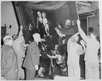 Transporte de Madona do Rosário (365 × 249 cm) no Museu Metropolitano de Arte em 1950, evidenciando o efeito da escala real da obra.