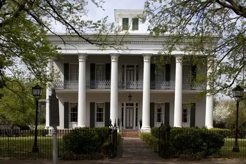 Arquitetura neo-grega Colunas coríntias do Sturdivant Hall, Selma, Alabama, EUA, inspiradas nas da Torre dos Ventos, por Thomas Helm Lee, 1852–1856