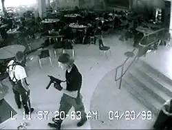 Eric Harris e Dylan Klebold na cantina da Columbine High School.