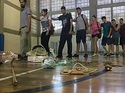 Atividade da aula pratica; fila indiana, olhos vendados, todos em silêncio.