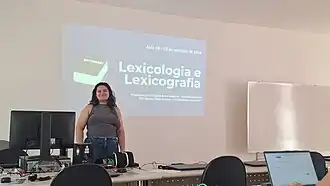 Isabela Tosta durante a oficina de Wikicionário, na Unicamp