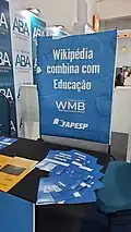 Wikipédia combina com educação - nosso banner no evento