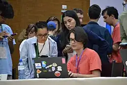 Participantes do evento recebendo suporte