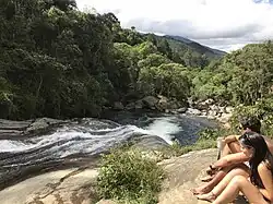 Casal ao lado do rio em Visconde de Mauá