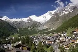 Vista da vila de Saas-Fee no verão, com a paisagem da montanha ao fundo.
